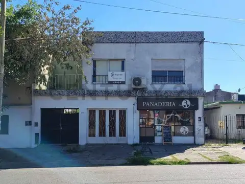 Casa con Local al frente en calle comercial de Altos de San Lorenzo