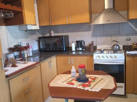 Casa 14 ambientes con 2 baños