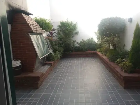 HERMOSO TRIPLEX 4 AMB. C/ PATIO, GARAGE Y PARRILLA