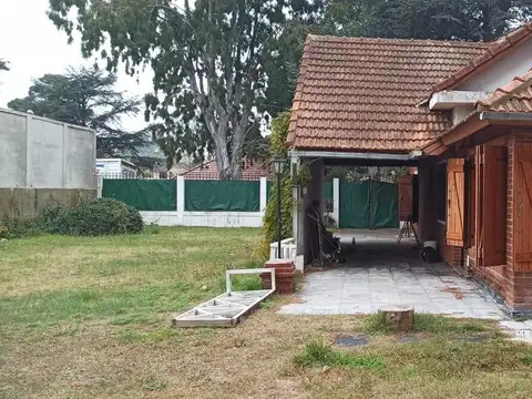 Casa en venta - 3 dormitorios 2 baños  - jardín parquizado 140mts2 - San Bernardo Del Tuyu