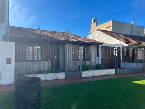 CASA EN PLANTA BAJA CON PARQUE EN SAN CARLOS