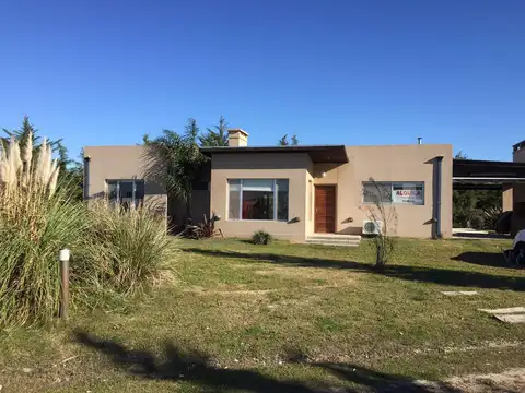 Casa en alquiler dos dormitorios con patio y pileta - Puerto Roldan