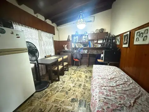 Oportunidad: casa con fondo y 2 dptos a refaccionar