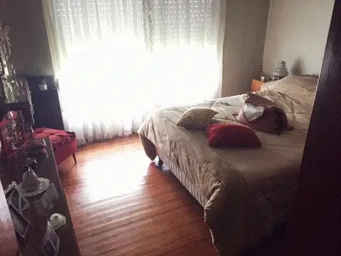 CASA DE 2 DORMIT CON JARDIN Y COCHERA VARIOS AUTOS. POSIBLE AMPLIACION.