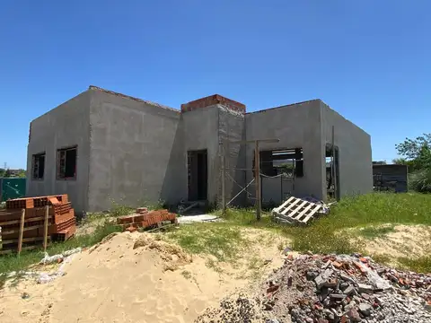 Casa 4 ambientes con 2 baños