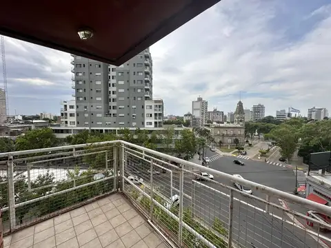 Departamento en Venta de 2 dormitorios. Balcón al frente. Lavadero. Pleno centro Campana