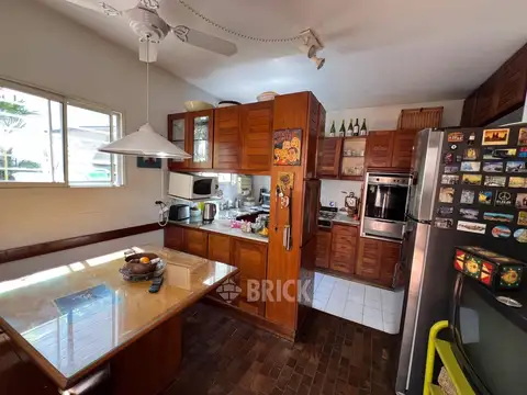 CASA C/DEP EN ROJAS AL 500 - GARAGE P/2 AUTOS GRAN TZA BALCON PATIO Y JDIN ESPECT LIVING SUITE