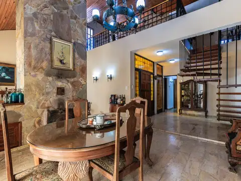 Casa 8 ambientes con 3 baños