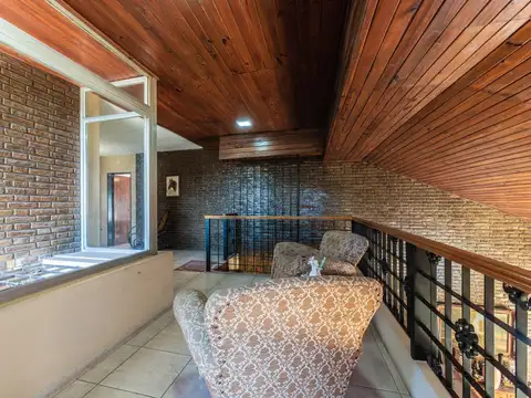 CASA EN VENTA 5 DORMITORIOS, CON JARDÍN Y PILETA - PEREZ