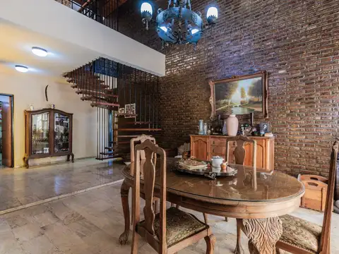 Casa en Venta con 3 cocheras