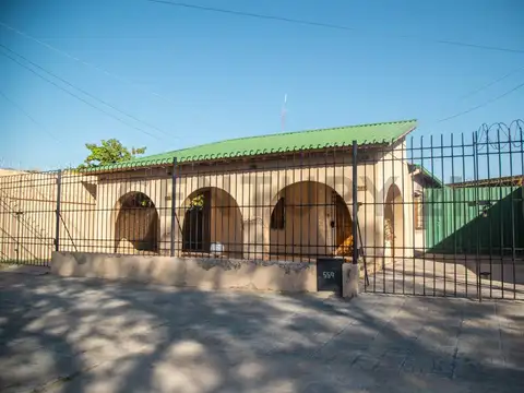 Venta Casa 4 ambientes con Gran Cochera, Quincho y Pileta