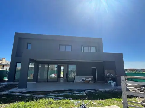 Casa venta en Puertos del Lago permuta financia