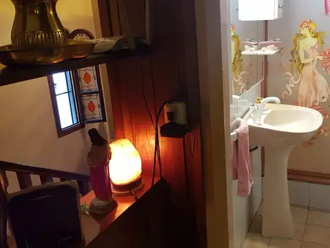 Hermosa casa de 4 amb. en 2 plantas con gran fondo parquizado y piscina. Garage, patio y 3 baños.