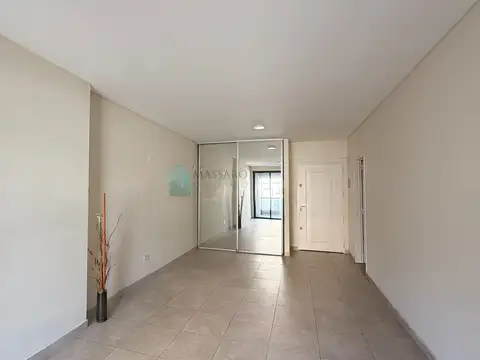 Monoambiente al frente con balcón, Liniers.