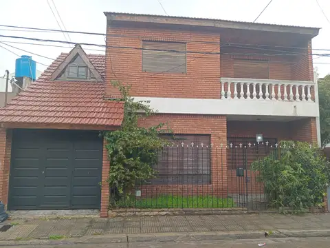 EXCELENTE CHALET DE 6 AMBIENTES CON COCHERA