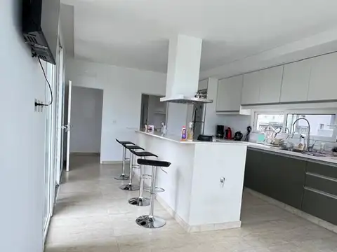 Casa 6 ambientes con 4 baños