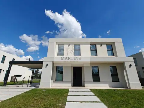 Casa en venta con pileta y escritorio en Pilar Golf
