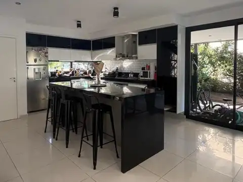 Casa en Venta con 4 cocheras
