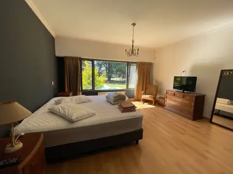 VENTA CASA CON PILETA Y HERMOSO PARQUE