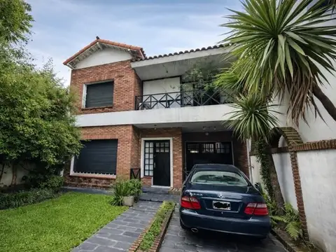 Amplio chalet de 2 plantas con un altillo amplio. Consta de 407 m2 totales y 210 m2 cubierto