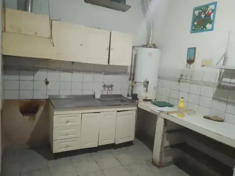 LOCAL COMERCIAL CON VIVENDA EN ESQUINA