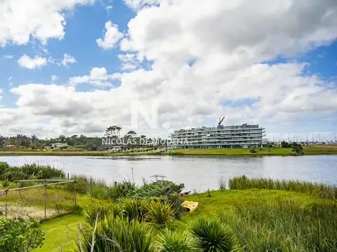 Torre frente al mar y la laguna, vista única. Departamento de 3 dormitorios + dependencia