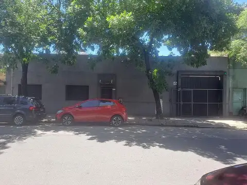 Venta galpón depósito doble lote, Nueva Pompeya, Playa descubierta. E/piso. Baños.