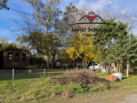 Linda casa, con un vagón de tren de madera, permuta.