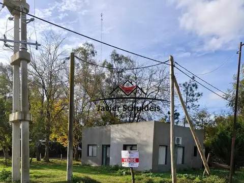 Linda casa, con un vagón de tren de madera, permuta.