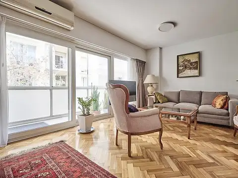 Tres ambientes reciclado . Balcón al frente . Equipado y Amoblado .