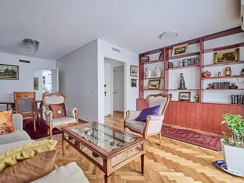 Tres ambientes reciclado . Balcón al frente . Equipado y Amoblado .