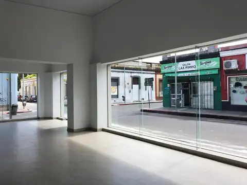 Esquina Comercial de Doble Altura en Pleno Centro
