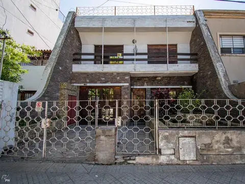 Casa en dos plantas sobre Bv. Oroño – Ubicación privilegiada