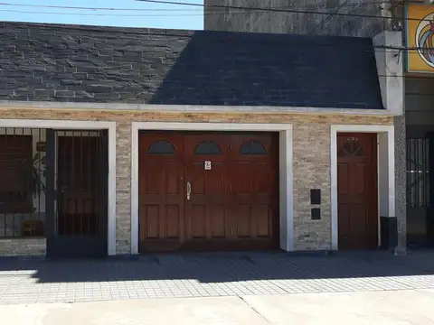 Francia 4700, casa reciclada, cochera, patio/jardín con pileta.-