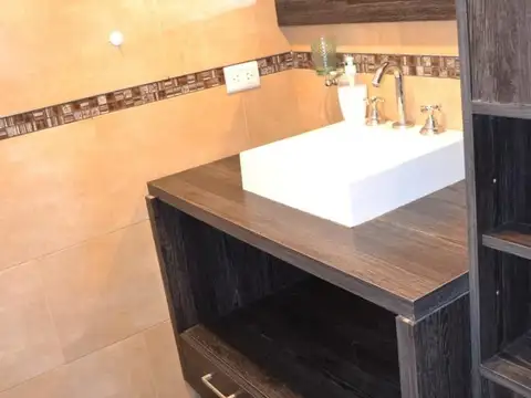 Casa en Alquiler con 4 cocheras