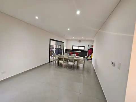 Casa 5 ambientes con 3 baños