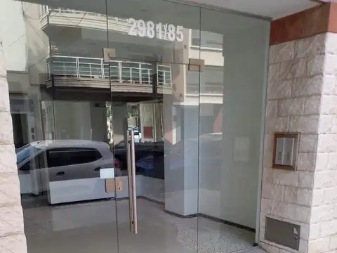 Carlos antonio Lopez 2900. Semipiso 2 ambientes 55 metros contra frente con balcón, cocina separada, habitación en suite + toilette, .