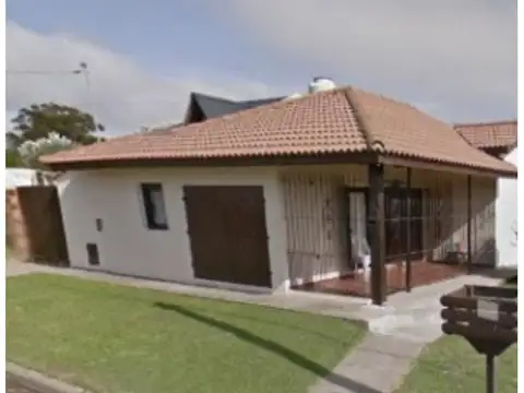 Chalet  2 Amb. Y Depto. 2 Amb. En Punta Mogotes- De La Masa