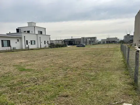 BARRIO NAUDIR VENTA LOTE de 785 m2 .