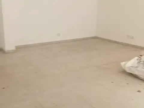 LOCAL CENTRICO RODEADO DE EDIFICIOS. SAN JUAN 1121