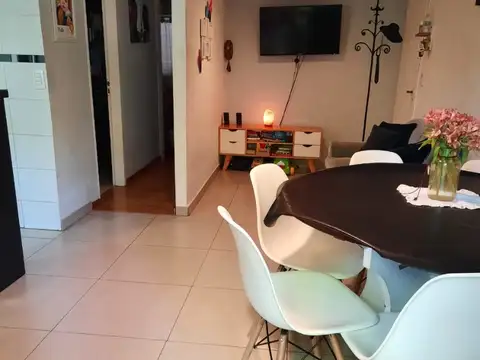 Excelente dos ambiente, frente, primer piso. Muy bajas expensas.- Ideal renta