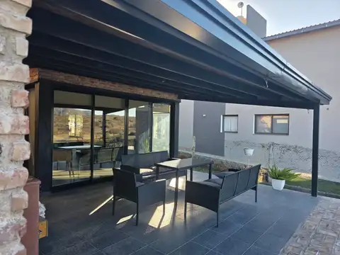 Casa 6 ambientes con 2 baños