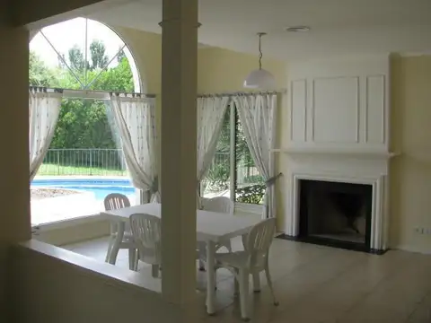 Casa en Venta en Abril Club De Campo, USD 700.000