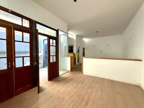 VENTA - CASA 2 DORMITORIOS AL FRENTE CON COCHERA - REP. DE LA SEXTA