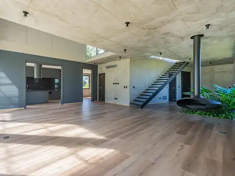 Casa en Venta con 3 cocheras