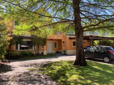 Casa en Venta con 2 cocheras