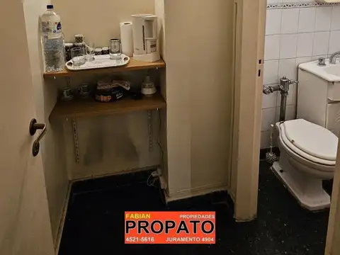 Oficina comercial de 35m² al contrafrente en un 7° piso con recepción y baño en excelente ubicación!