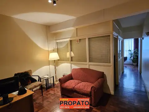Oficina comercial de 35m² al contrafrente en un 7° piso con recepción y baño en excelente ubicación!