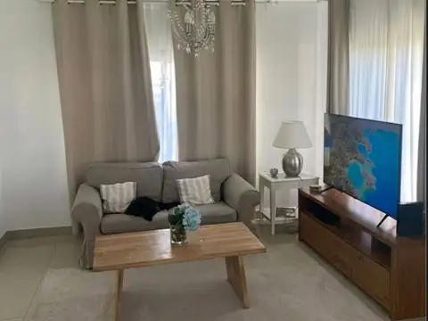 Casa en Alquiler con 1 cochera