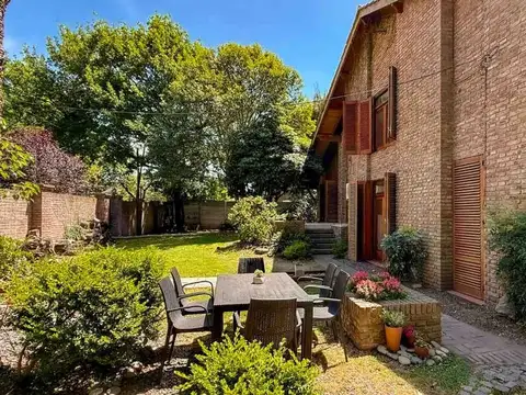 CASA 6 AMBIENTES PILETA/COCHERA BERAZATEGUI